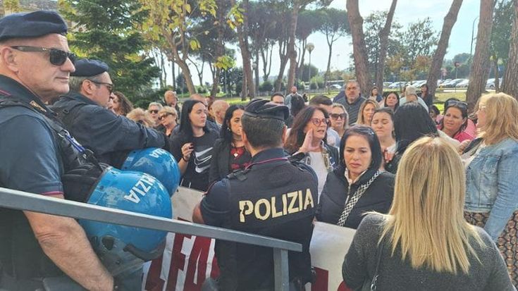 Napoli, lavoratori Gesco occupano sede dell’Asl al Frullone