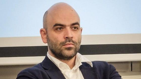 Migranti, scontro Saviano-Salvini. Lo scrittore: "Il suo destino è il carcere". E il ministro si appella ai follower 