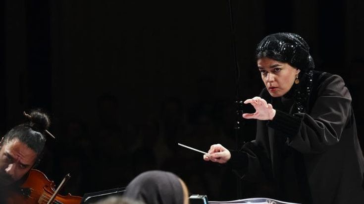 Iran, Paniz Faryousefi è la prima donna a dirigere l’orchestra sinfonica di Teheran dal 1979