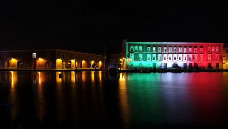 Napoli, il tricolore illumina la Base Navale al Molosiglio