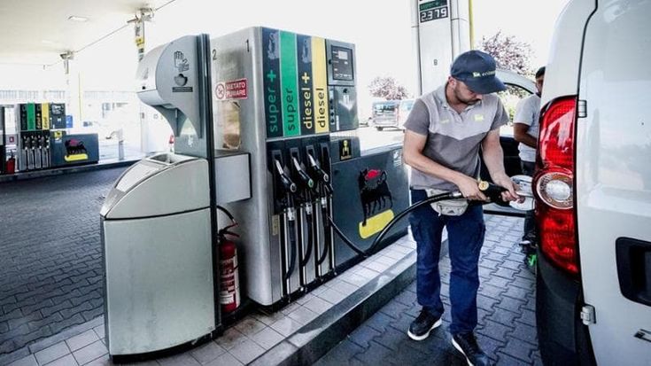 La benzina sfonda il tetto dei 2 euro al litro: ecco dove risparmiare per fare il pieno a Roma