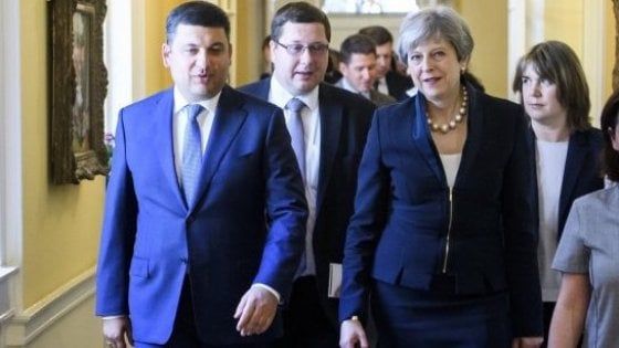 Ucraina, arrestato l'interprete del premier. "Spiava per conto della Russia". Nelle foto con May e Biden