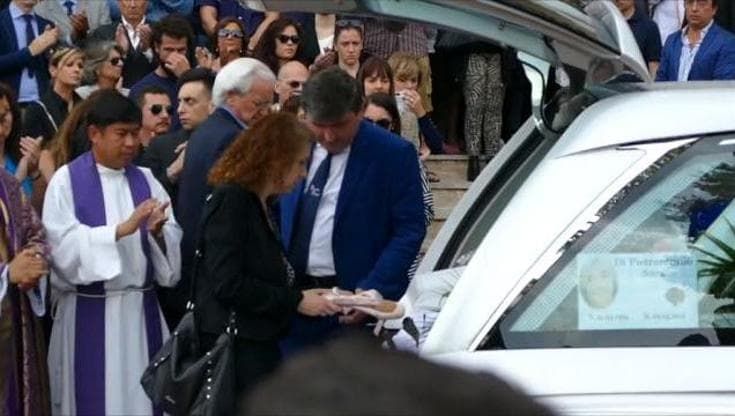 Roma, i funerali di Sara Di Pietrantonio: la madre posiziona le scarpe da danza sulla bara