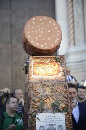 Bologna, la Curia e Sgarbi benedicono la statua della Mortadella