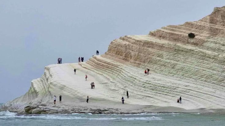 Scala dei Turchi invasa da turisti. La denuncia di Mareamico