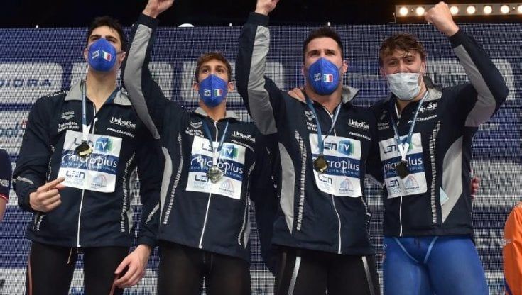 Nuoto, Europei vasca corta: la staffetta 4X50 misti trionfa col record del mondo. Oro anche a Carraro nei 100 rana. Due argenti per Lamberti, seconda anche Quadarella