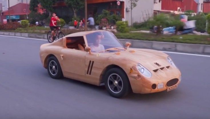 Truong, il falegname che ha costruito per il figlio una Ferrari 250. In legno