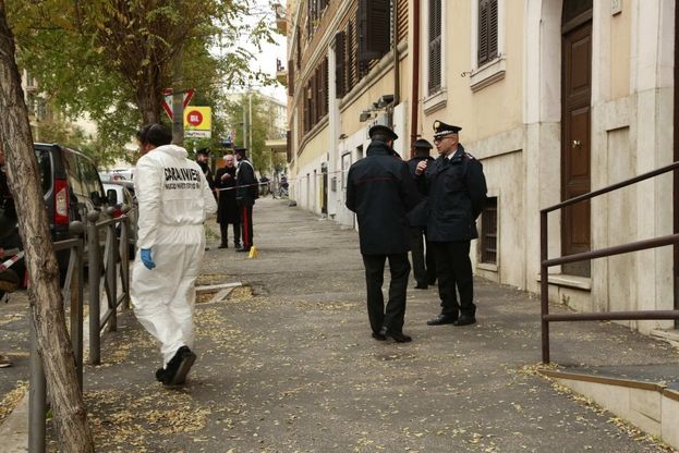 Roma, paura a San Giovanni: ordigno esplode davanti caserma carabinieri