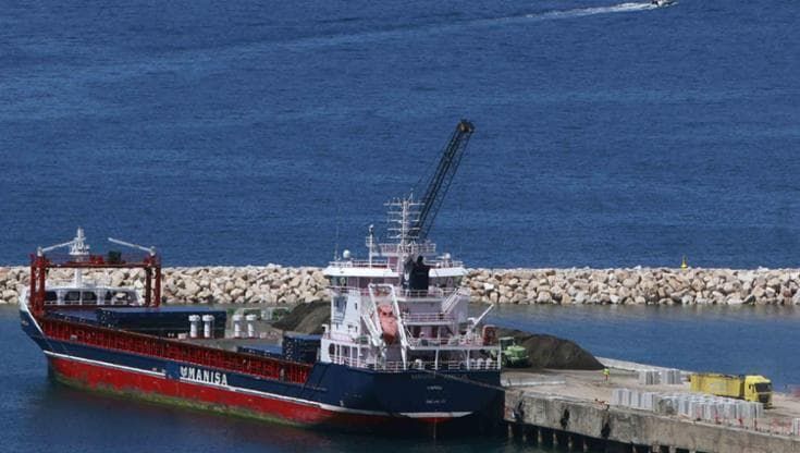 Bagnoli, parte per il Belgio la prima nave con la sabbia dragata