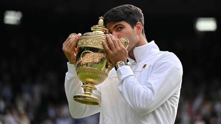 Alcaraz vince Wimbledon per il secondo anno consecutivo, Djokovic battuto in finale in tre set