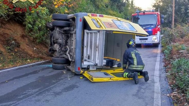 Scuolabus finisce fuori strada, feriti tre bambini e l’autista