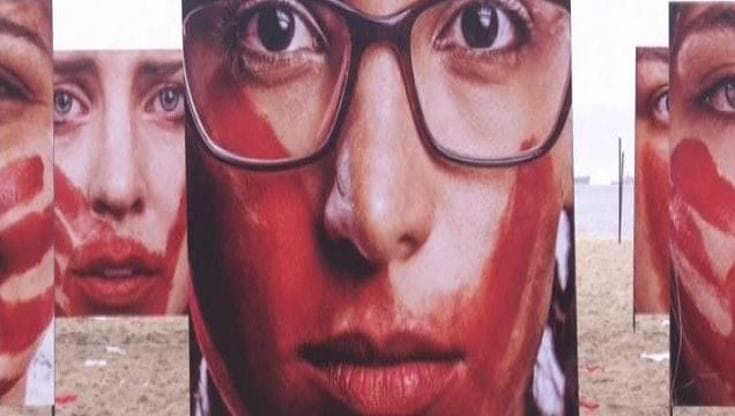 Brasile: su spiaggia di Copacabana l'installazione contro violenza sulle donne