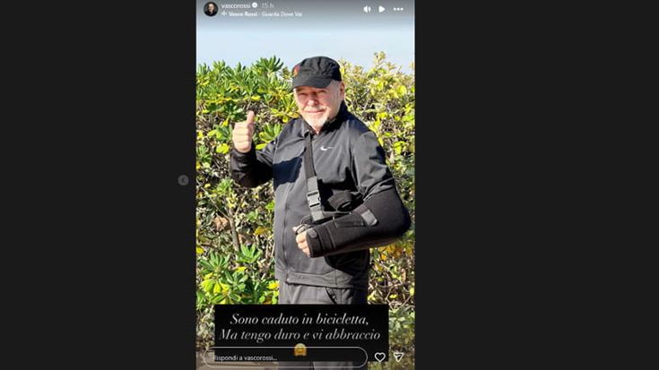 Vasco Rossi scivola e cade dalla bici: “Un po’ ammaccato ma sempre rock”