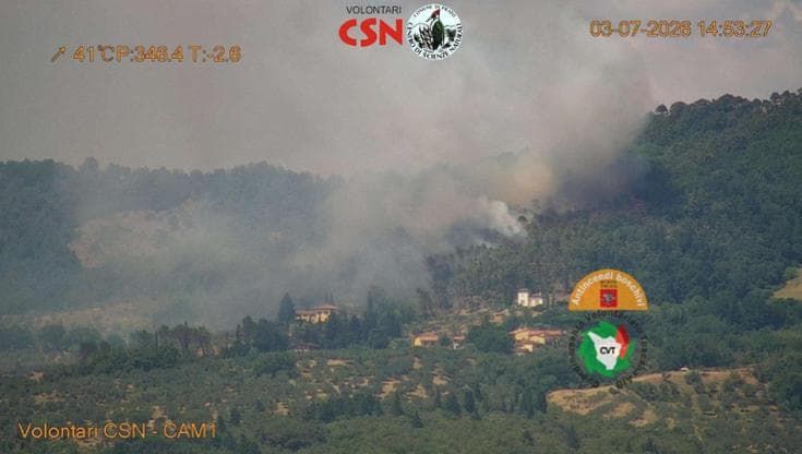 Incendio boschivo in corso a Prato: è stato rilevato con l’IA, che ha attivato i soccorsi