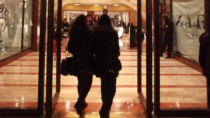 Porte dei negozi chiuse contro i consumi d’energia. Ma i commercianti protestano: “Così colpite noi”