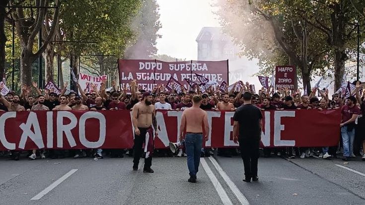 Cori, bandiere e rabbia: oltre 5mila granata in marcia contro Cairo. C’è anche Baricco