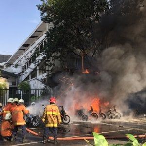 Indonesia, altro attacco suicida di una famiglia: due moto-bomba esplodono davanti al commissariato