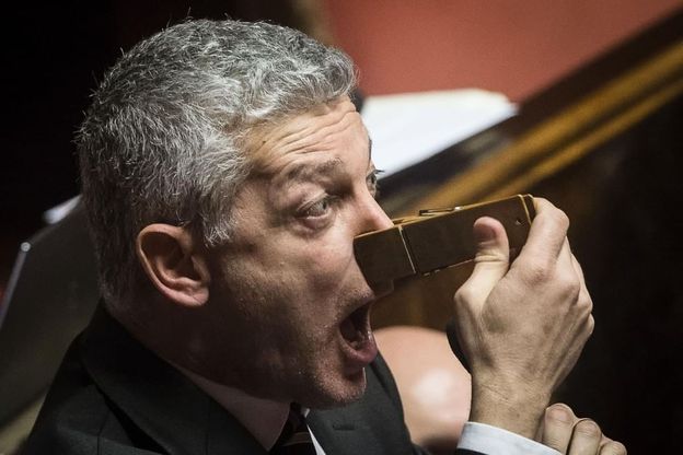 Morra (M5s) show in Senato: ''Corruzione spuzza'' e si tura il naso con una molletta