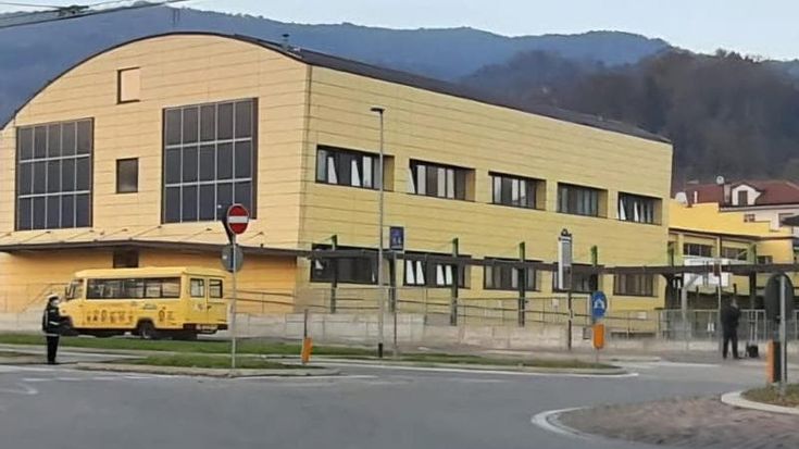 Finestra della scuola cade in testa a una maestra