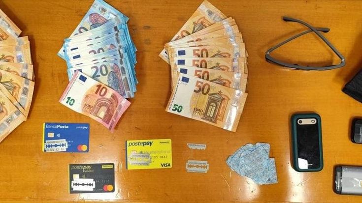 Rubavano portafogli sui bus, poi telefonavano alle vittime: “Siamo della banca, ci dia i codici”