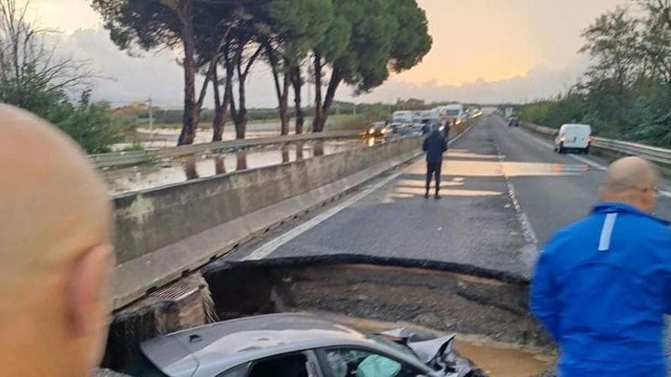 Maltempo in Calabria: esonda un torrente e un’auto sprofonda nella voragine che si è aperta sulla strada. Allerta a Lamezia Terme