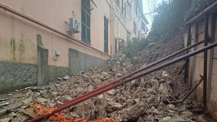 Pioggia torrenziale e vento: allagamenti e frane in Liguria. Aurelia interrotta a Finale Ligure, grossa frana a Molini di Triora. Allerta prolungata al pomeriggio