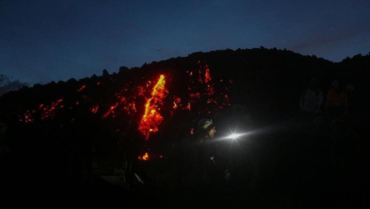 Etna, flussi sovrapposti nella Valle del Bove: fronti a 1.360 metri. Terremoto di magnitudo 2.8