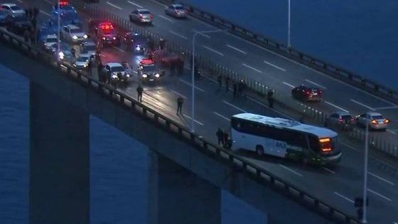 Brasile, tiene in ostaggio 18 passeggeri su bus: ucciso dalla polizia