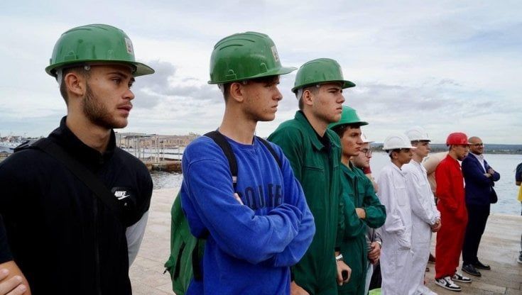 Ex Ilva, centinaia di studenti a Taranto per le vittime del lavoro: "Non dimenticheremo mai". Emiliano alle mamme: "Chiuderei la fabbrica se potessi"