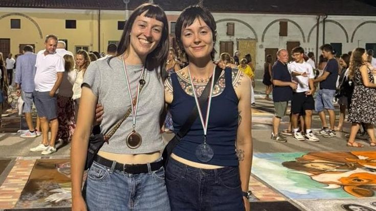 Giulia e Alice Monzani, le gemelle madonnare: “La nostra arte effimera che vive fuori dai musei”