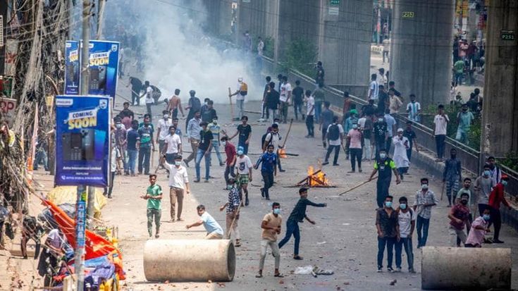 Il Bangladesh in fiamme, rivolta degli studenti contro il sistema delle quote negli impieghi pubblici: decine di morti
