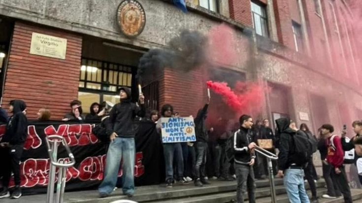 Picchetto al liceo Virgilio: “Basta disinformazione sulla nostra assemblea su Gaza”