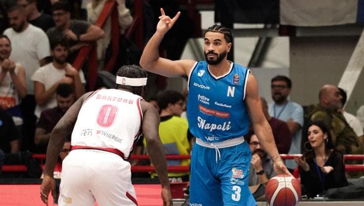 Il Napoli Basket fa festa davanti ai suoi tifosi: Reggio Emilia al tappeto 95-87