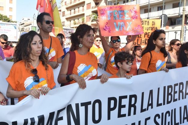 Palermo: in corteo le famiglie "free vax", protestano contro i vaccini obbligatori