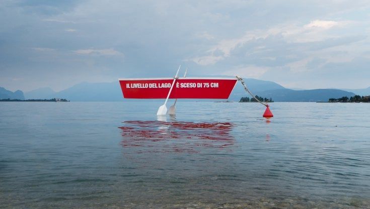 Siccità, una barca sospesa sul Lago di Garda per sensibilizzare sulle conseguenze del cambiamento climatico