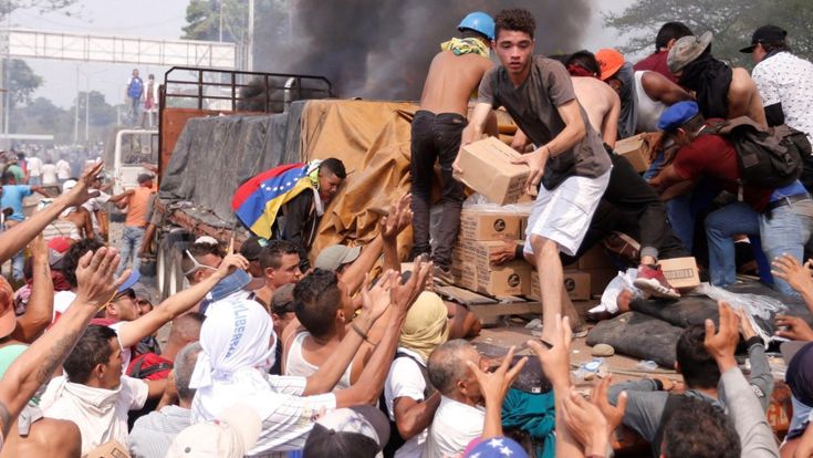 Battaglia sui ponti del Venezuela, Maduro incendia i camion con gli aiuti