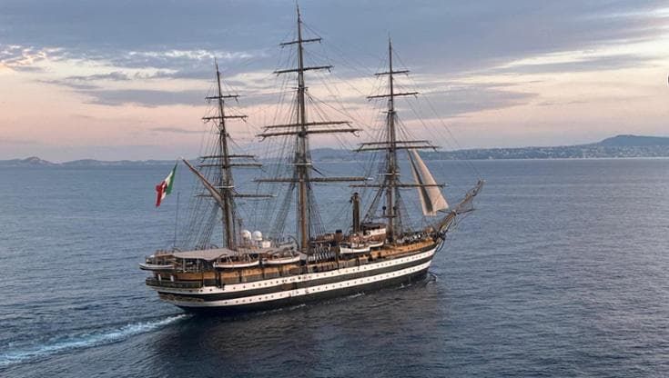 Il Vespucci arriva nel porto di Napoli, gli operai Fincantieri: “Quasi un secolo di storia”