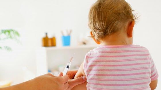 Lombardia, con i 12 vaccini obbligatori si rischia il caos: 28mila bambini devono farli entro l'1 settembre