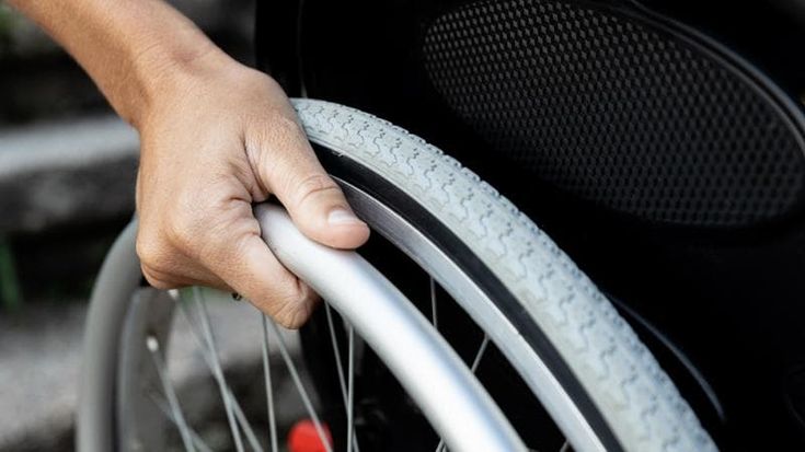 Un uomo paralizzato recupera movimenti e tatto grazie a un nuovo by-pass neurale