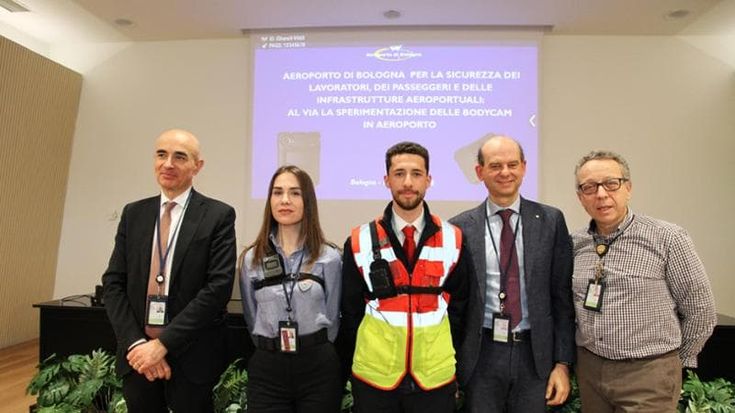 Troppe aggressioni ai gate: all’aeroporto Marconi arrivano le bodycam per i dipendenti