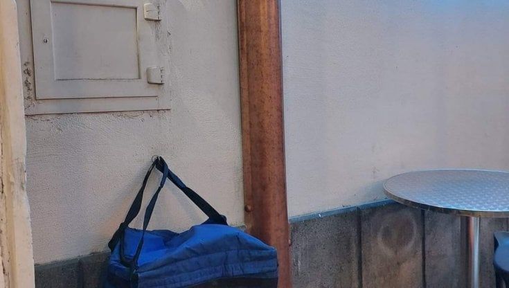 Castellammare, in una borsa appesa a un muro cibo per i poveri costretti alla fame