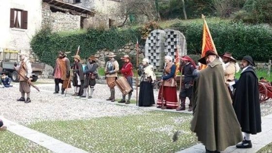 Brescia, incidente durante una rievocazione storica: figurante ustionato al volto