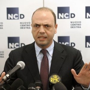 L'ultimatum di Renzi ad Alfano: "Sappi che ora non tratto pi&ugrave;"