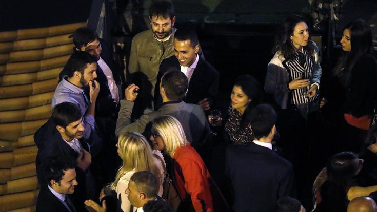 Festa 5Stelle: balli, spritz e poca politica sul barcone trendy