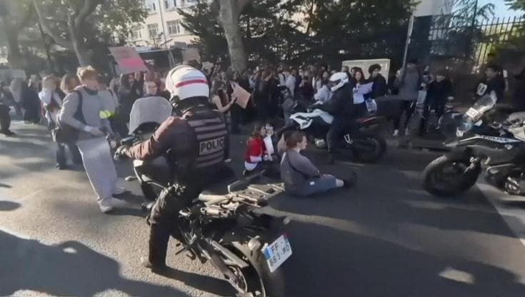 Francia, ancora proteste degli studenti: la polizia interviene con le moto per sgombrare un sit-in