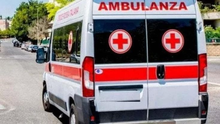 Ceriano Laghetto (Monza), travolto da un camion in retromarcia: morto pedone di 77 anni