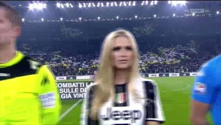 Juve-Napoli, Hunziker e Bongiorno in campo contro la violenza sulle donne