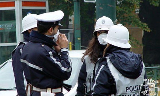 Molestatore sul bus. bloccato dai vigili urbani