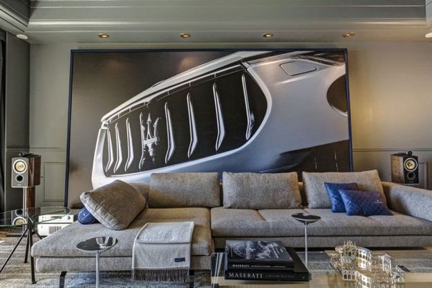 La suite 321-322 dell’Hôtel de Paris “veste” Maserati