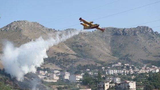 Vasti incendi in Sicilia, i forestali senza benzina e mezzi. I sindacati: "Disastro colpa della Regione"